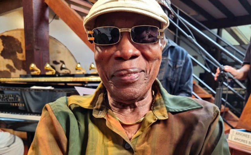 Milton Nascimento diz passar aposentadoria assistindo a vídeos seus: 'Dá muita saudade'