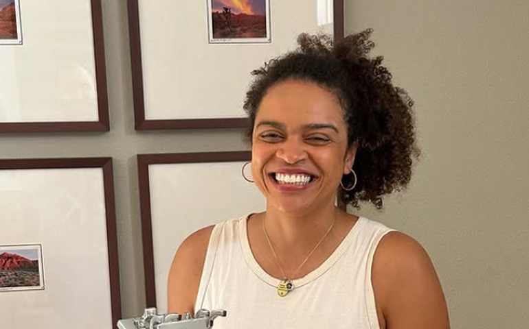 Cineasta brasileira presa nos EUA é liberada pela imigração, revela marido