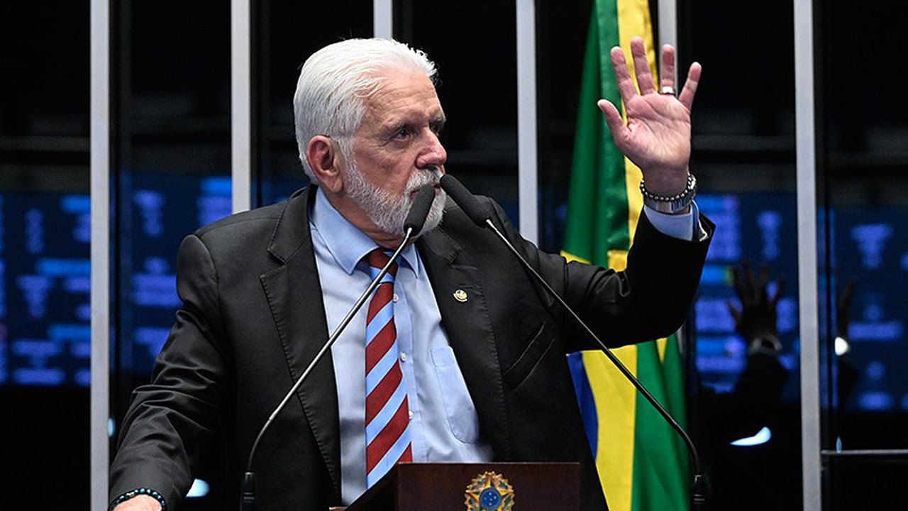 Wagner afirma que candidatura ao Senado está mantida e minimiza saída da liderança