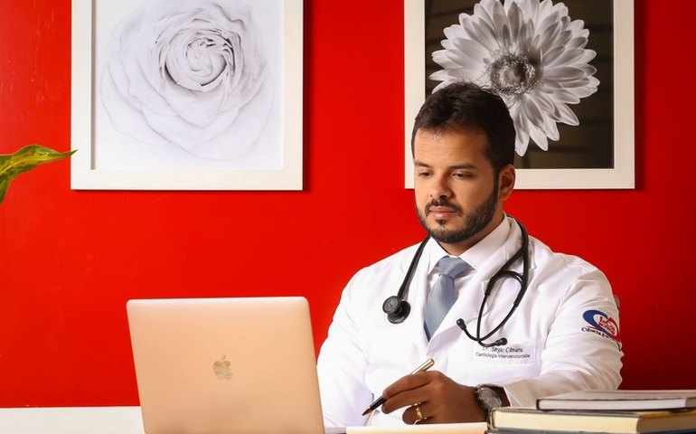 Implante de válvula cardíaca é opção para pacientes muito idosos e/ou que não podem se submeter a uma cirurgia