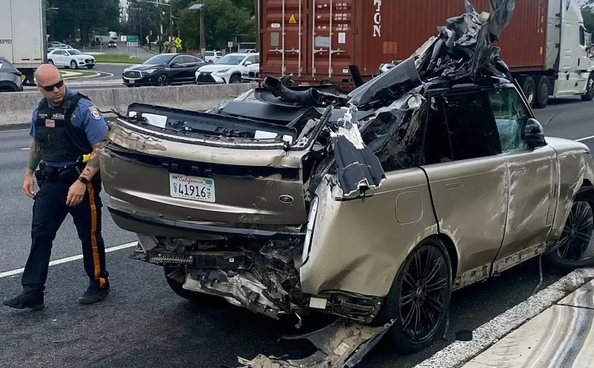 Range Rover cai de transporte, acerta Honda e fica completamente destruído no EUA