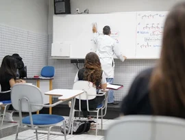 Pesquisa inédita revela: 9 em cada 10 professores já sofreram ou presenciaram censura e perseguição no Brasil