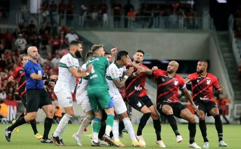 Tiroteio encerra jogo do Carioca sub-20: Times correram para se abrigar -  31/10/2021 - UOL Esporte