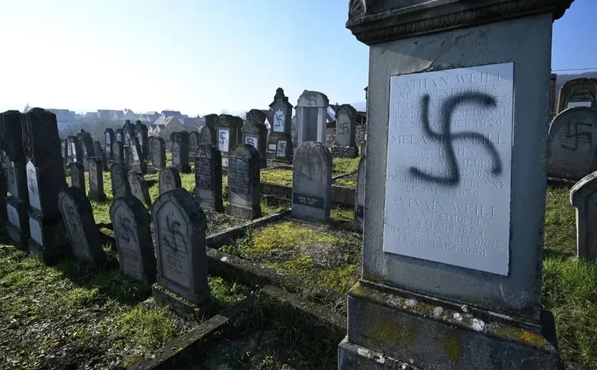 Mais de 40 sepulturas judaicas são vandalizadas com símbolo nazista na Alemanha