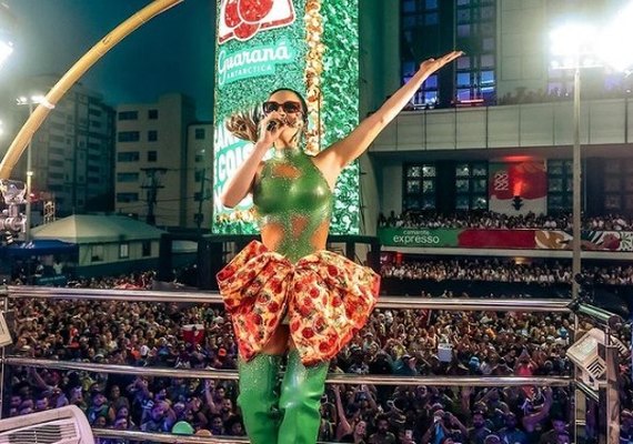 Claudia Leitte muda letra de 'Caranguejo' para não citar Iemanjá e gera debates na web