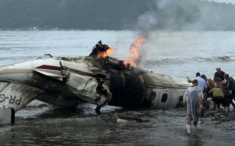 Avião que explodiu em Ubatuba é removido da praia
