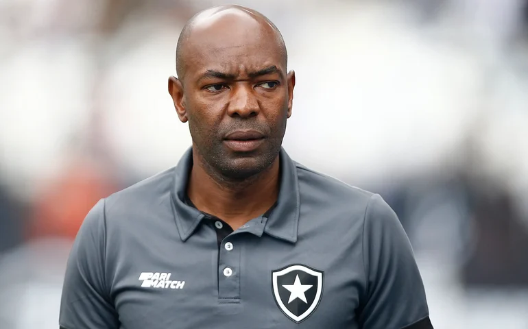 Cláudio Caçapa se despede do Botafogo, elogia Lúcio Flávio e destaca eficiência do time