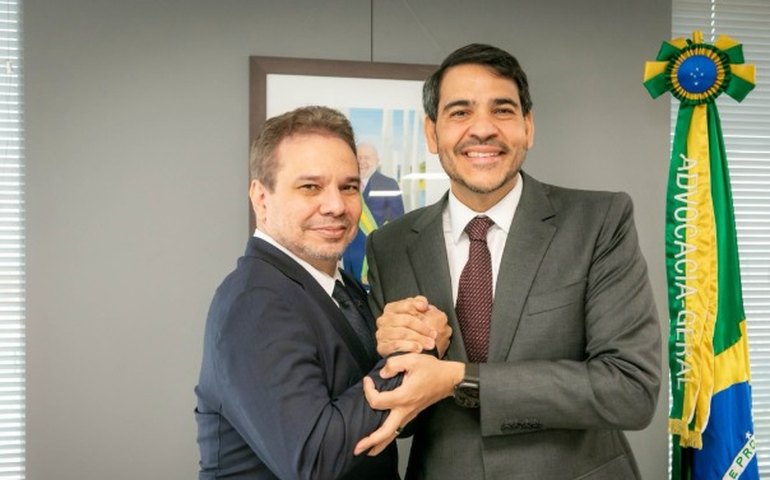Messias tenta conter rumores sobre mudanças na Esplanada e publica foto ao lado do ministro da Justiça