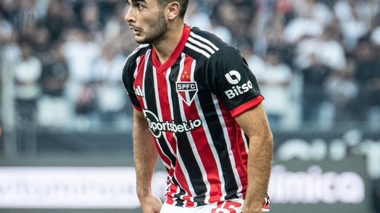 Michel Araújo pede desculpas por pênalti cometido no São Paulo e Lucas Moura o absolve