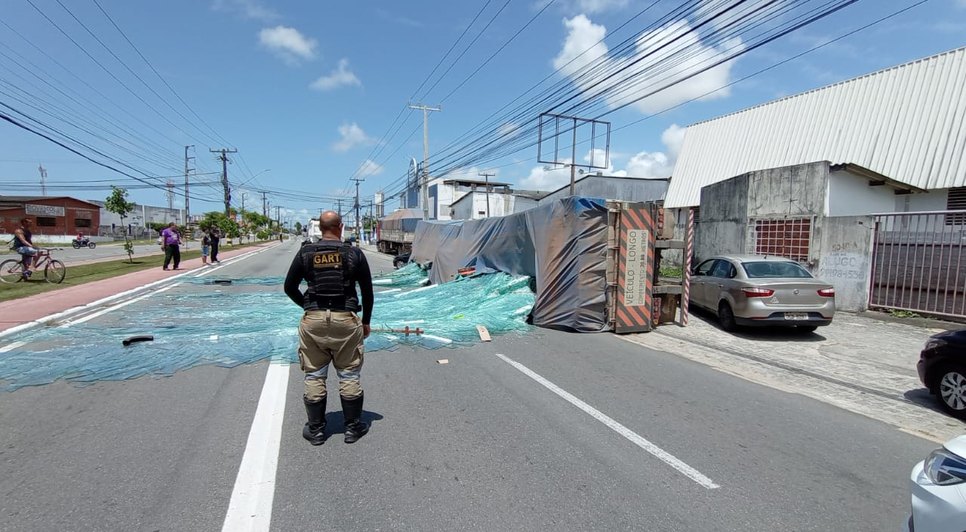 Caminhão carregado com vidros tomba após chão ceder em Aracaju