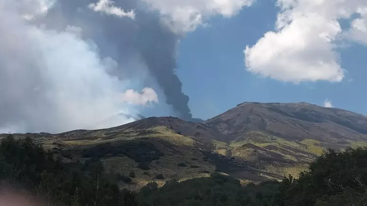 Nuvem de cinzas do vulcão Etna afeta aeroportos no sul da Itália e em Malta