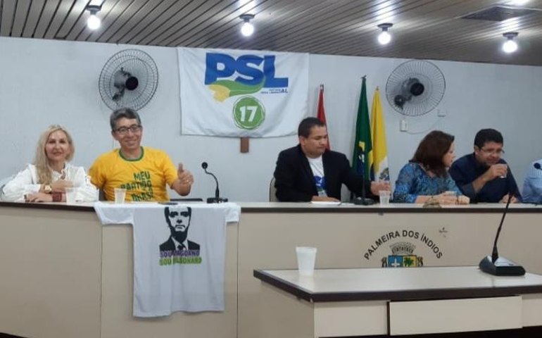 PSL de Alagoas se reúne em Palmeira dos Índios e cobre crucifixo de Cristo com bandeira do partido