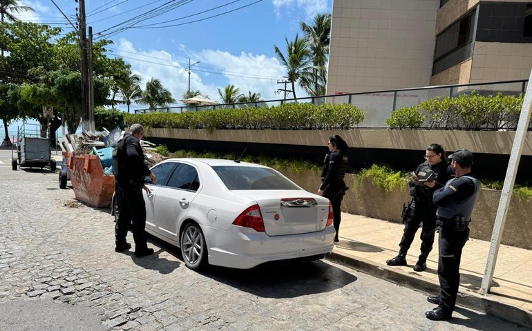 Homem é preso dentro de carro durante tentativa de furto em Maceió