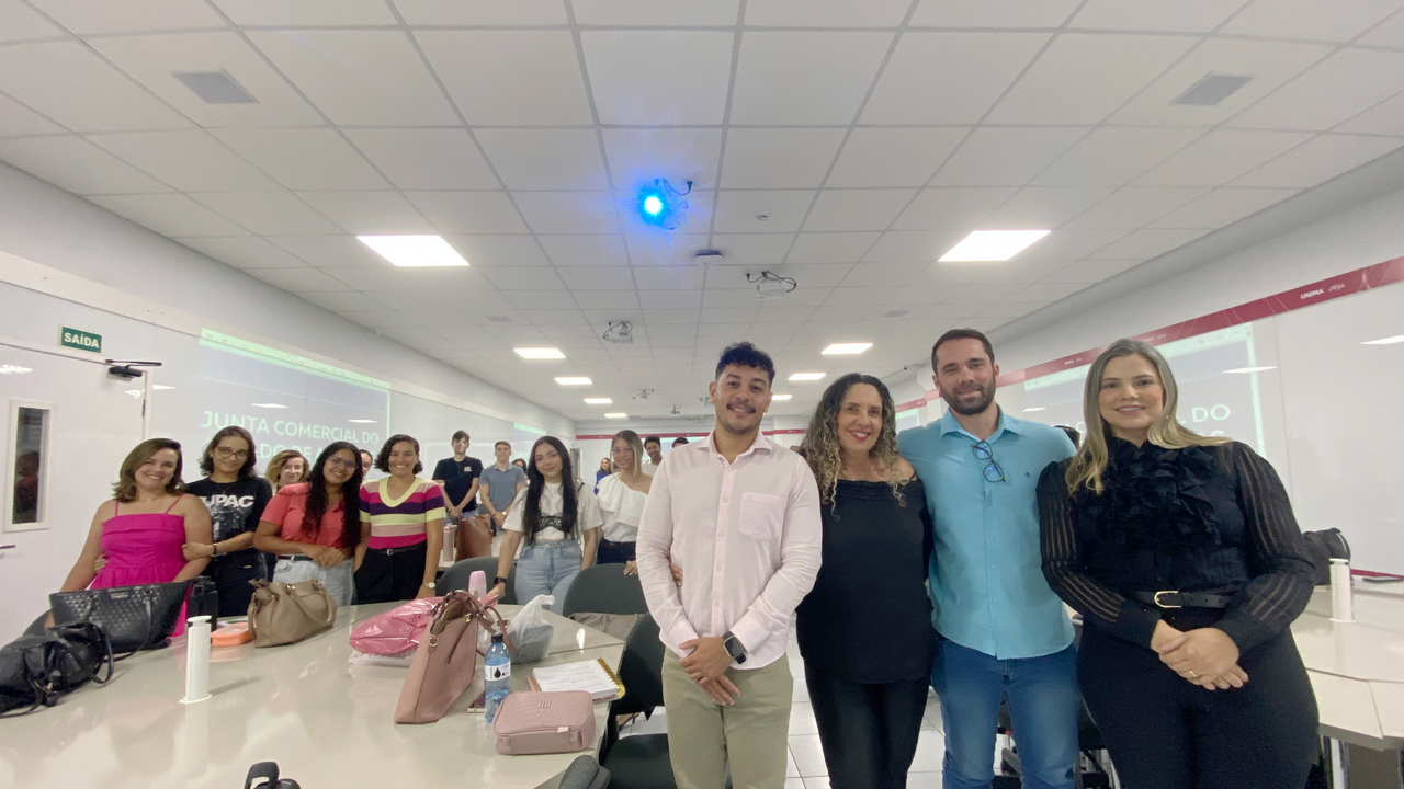 Junta Comercial apresenta evolução do registro e licenciamento de empresas para estudantes