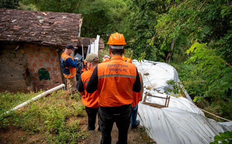 Defesa Civil de Maceió atende chamados da população pelo 156