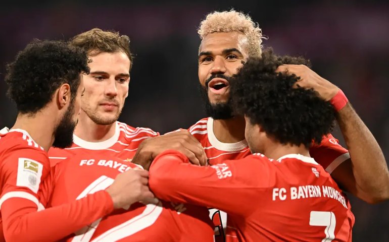 Líder Bayern goleia Werder Bremen no Alemão, mas Mané sai machucado e assusta