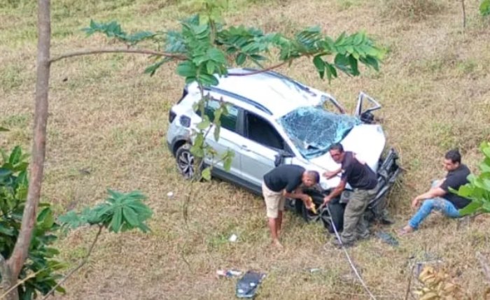 Carro destruído após o acidente