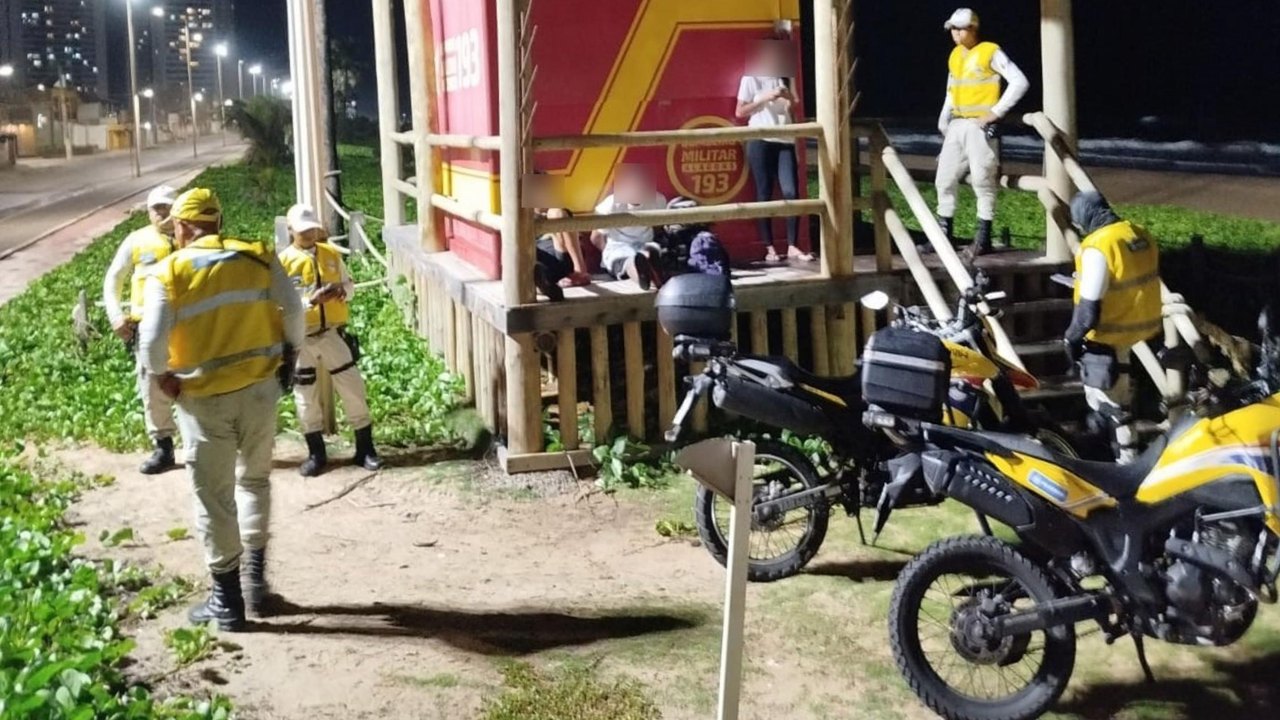 Agentes do Ronda no Bairro prendem jovens por posse de entorpecentes em Jacarecica