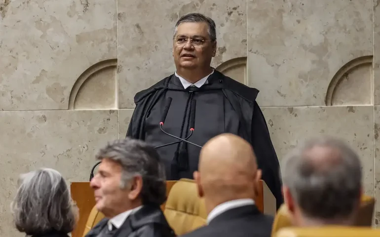 Dino vota contra exigência de ordem judicial para remover posts, exceto em crimes contra honra