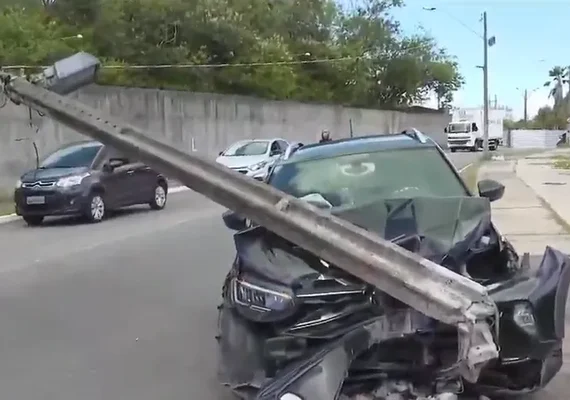 Carro bate em poste após motorista perder controle em Maceió