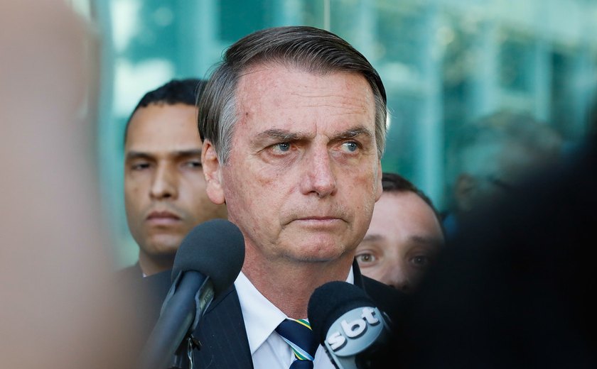 Bolsonaro volta a criticar vacinas e promete novidade sobre tratamento precoce