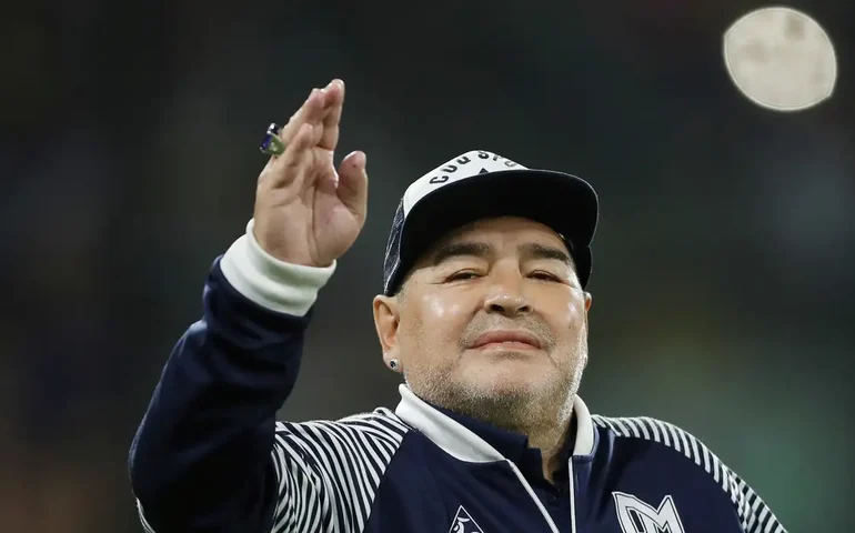 Filha de Maradona chora em julgamento e acusa médicos de manipulação
