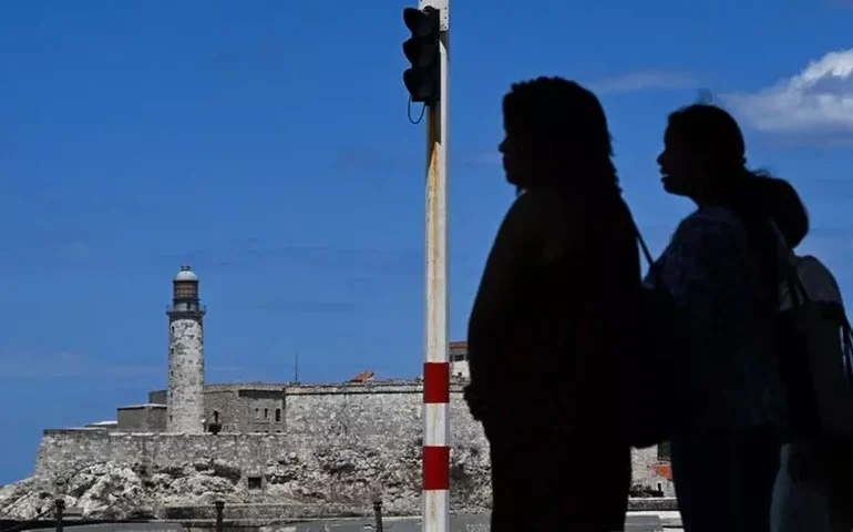 Trump diz que Cuba está em 'situação difícil' e EUA farão 'algo em breve'