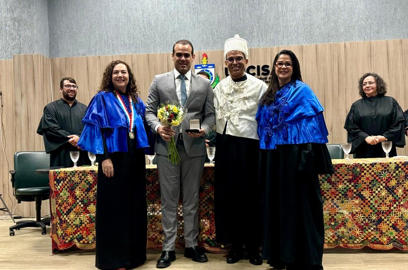 Secretário Silvio Bulhões recebe medalha de maior honraria concedida pela Uncisal