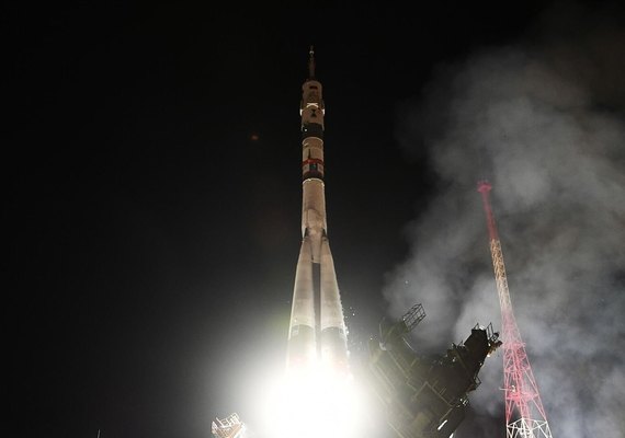 Nave espacial Soyuz MS-26 deixa Estação Internacional com cosmonautas da Rússia e dos EUA