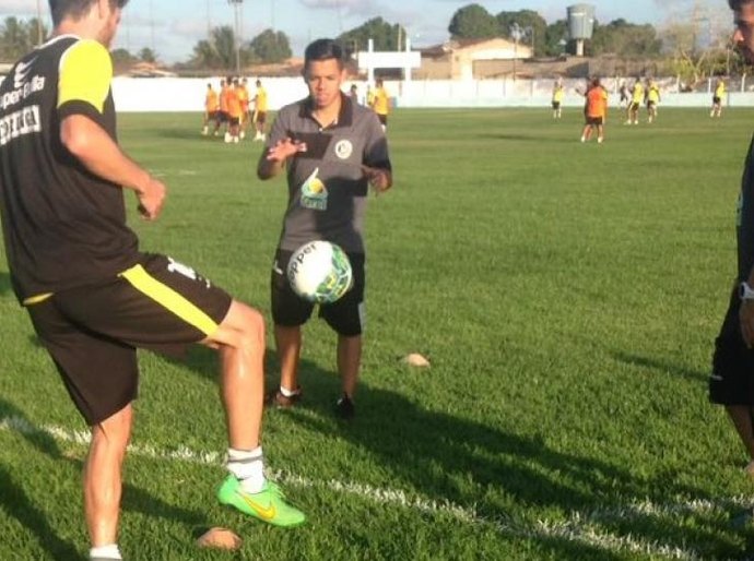 Zagueiro Montoya deixa o DM e retorna aos trabalhos com bola no ASA