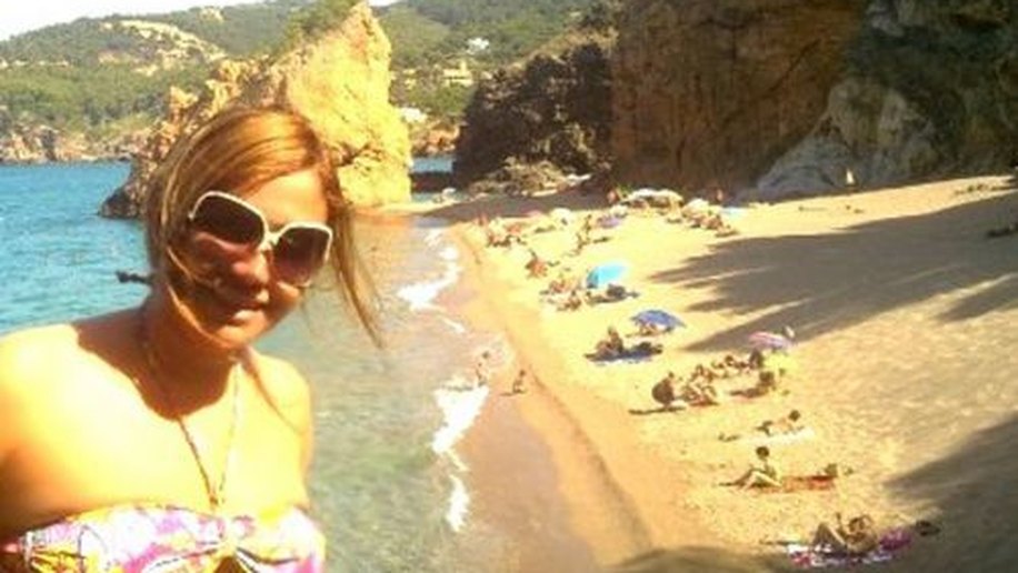 Ex-BBB Mirla vai a praia de nudismo na Espanha
