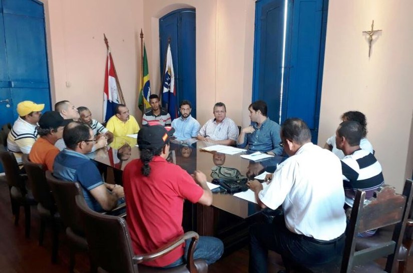 Prefeito Cacau apresenta a ambulantes projeto que disciplina atividades