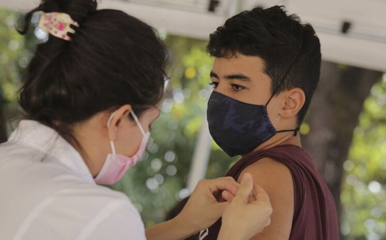 São Paulo começa a vacinar adolescentes nas escolas nesta quinta-feira