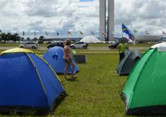 Ativistas em defesa dos direitos dos animais acampam em frente ao Congresso