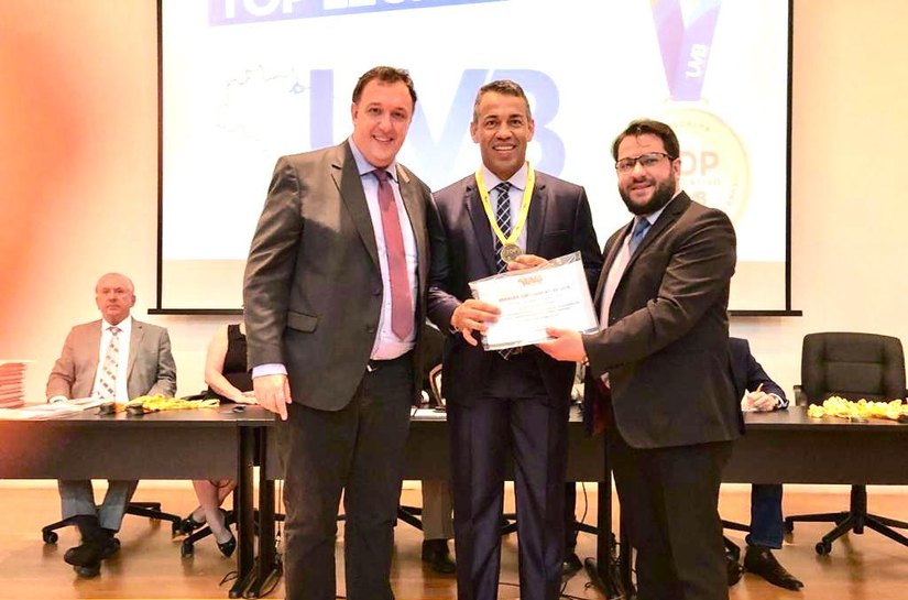 Vereador recebe prêmio Top 2019 por defesa e valorização do Poder Legislativo