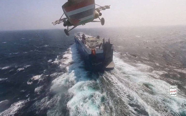 Navio da Marinha dos Estados Unidos derruba míssil reivindicado pelos houthis no mar Vermelho