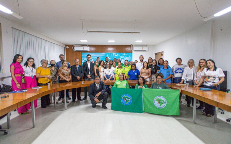 Representantes assinam termo de posse do Conselho Municipal de Economia Solidária