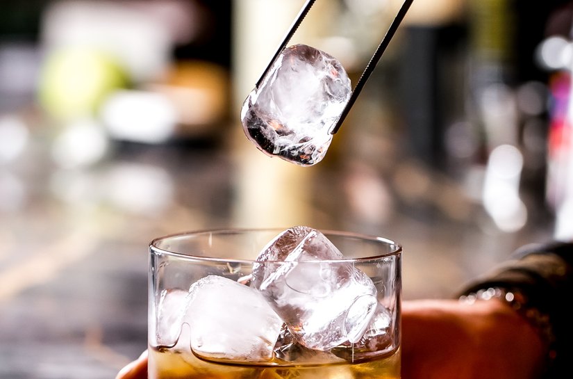 Adulteração de bebidas expõe bares a riscos criminais e de responsabilidade com consumidores