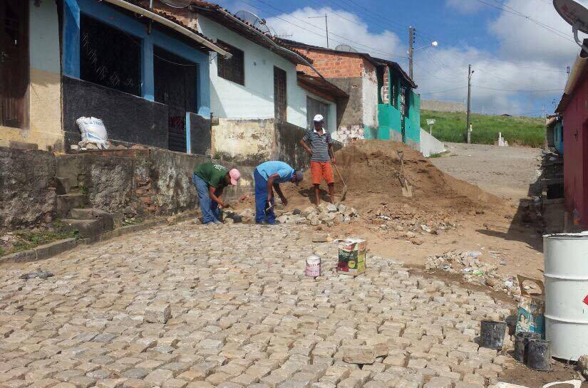 Atalaia realiza recuperação de calçamento no Bairro Alto do Cruzeiro