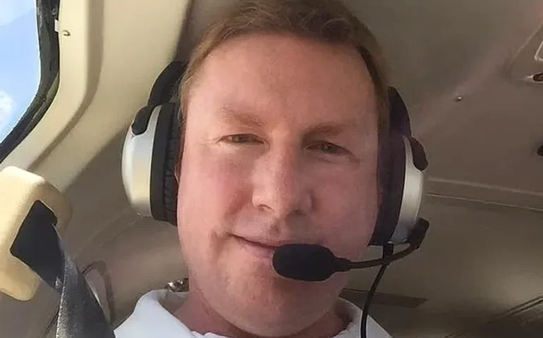 Pai descobre pela imprensa morte de piloto australiano em queda de avião com 200 kg de cocaína em Alagoas