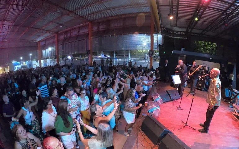 Happy Hour do Sesc reestreia com casa cheia e pista animada