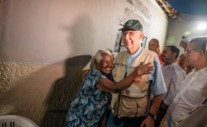 Dona Maura recebeu a visita do padre Júlio Lancellotti