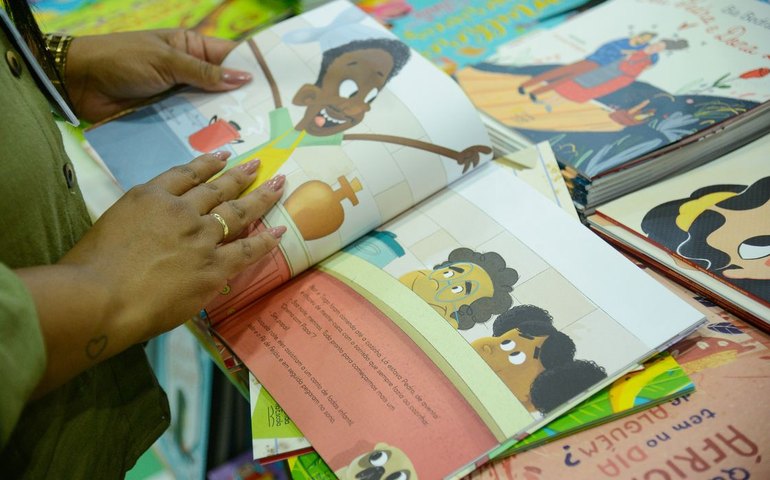 Bienal nas Escolas entra em clima de Copa para estimular leitura no RJ