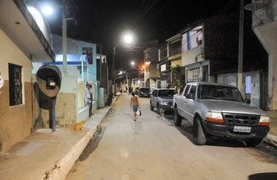 Rui vistoria implantação de iluminação de LED no Jacintinho