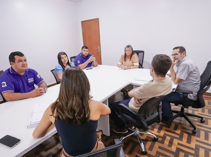 Prefeita Tia Júlia se reúne com Conselho Tutelar para fortalecer proteção à infância e à adolescência