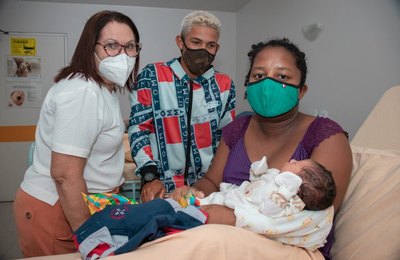 Primeiro maceioense nascido em 2022 recebe visita da secretária de saúde