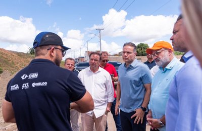 Prefeito Luciano recebe ministro em visita técnica às obras do VLT