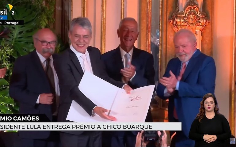 Lula em entrega de prêmio a Chico Buarque: é satisfação corrigir absurdo contra a cultura