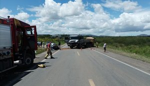 Acidente entre carro e caminhão deixa uma pessoa morta em Itabaiana