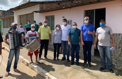 Prefeitura de Chã Preta entrega gorros à população idosa